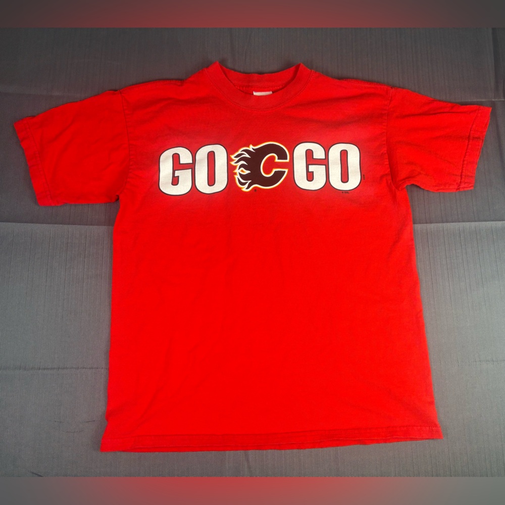 Calgary Flames “Go Go” Youth T-Shirt Red – NHL Hockey Fan Tee (Cotton L)